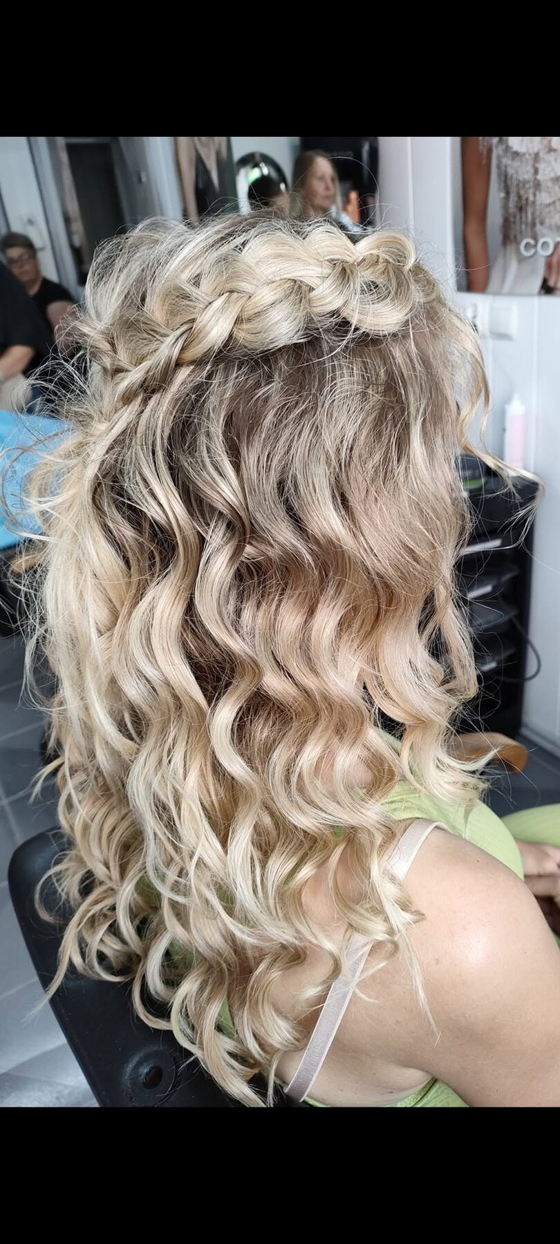 Długie blond włosy ułożone w miękkie fale