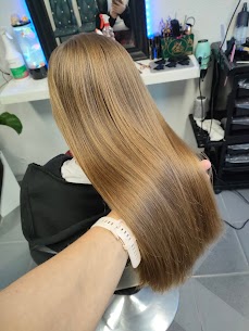 Długie, gładkie włosy po koloryzacji i stylizacji w salonie Fryzjerstwo u Moni