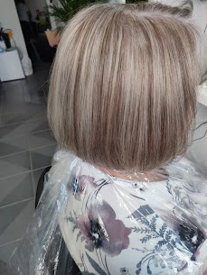 Krótka fryzura bob w chłodnym odcieniu blondu